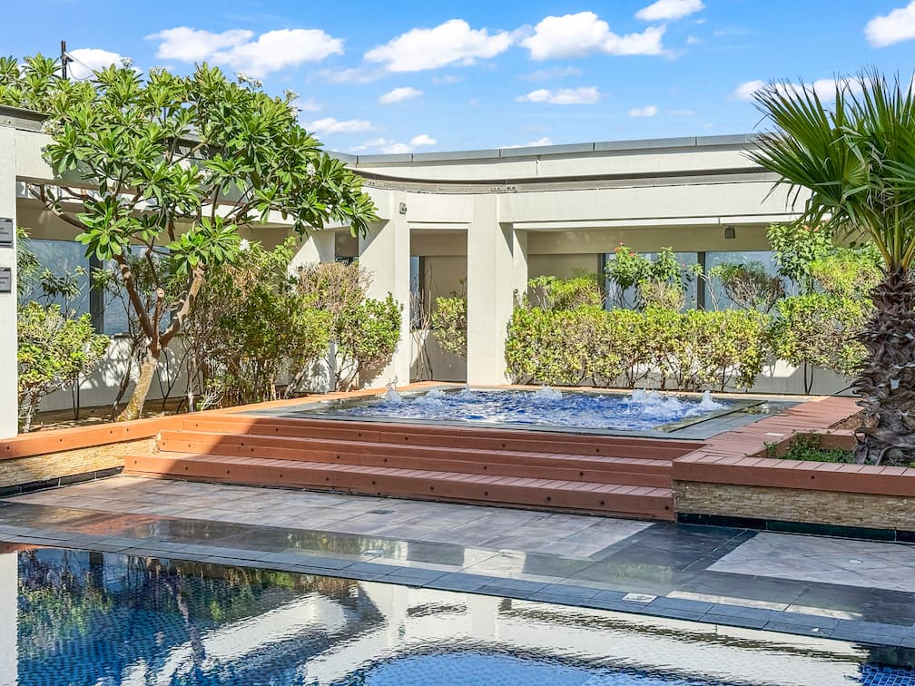 Hot tub relaxation area at Sky Gardens DIFC Dubai